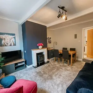 Holiday home Little Red Home: Peak District Gateway With Free Parking United Kingdom